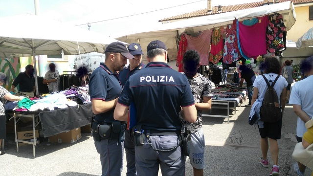 Controlli della Polizia al mercato di Piazza D'Armi (Foto: Polizia di Stato)
