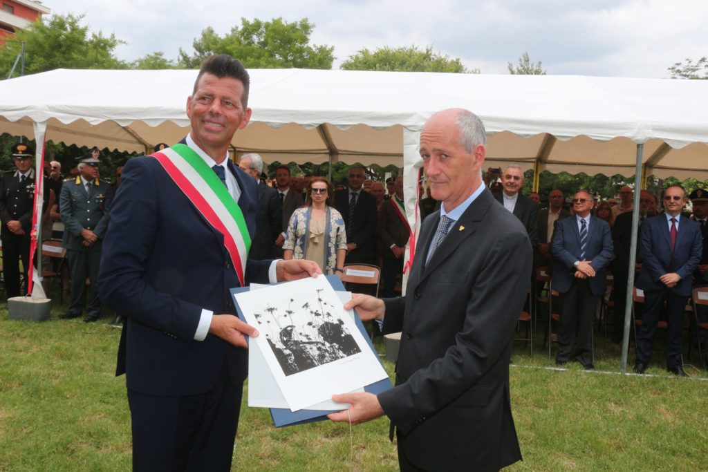 Il sindaco Maurizio Mangialardi omaggia il capo della polizia Franco Gabrielli con un’opera di Lorenzo Cicconi Massi