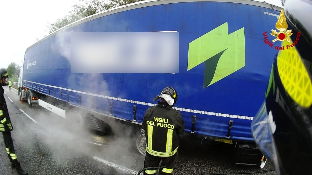 Camion in fiamme