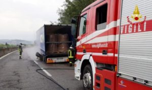 Camion in fiamme