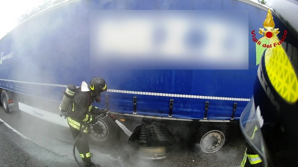 Camion in fiamme