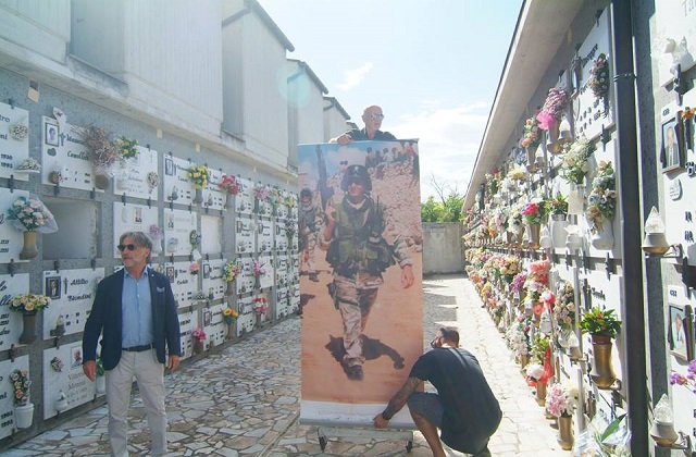 La commemorazione al cimitero di Castelfidardo (foto: associazione "Il quadrato")