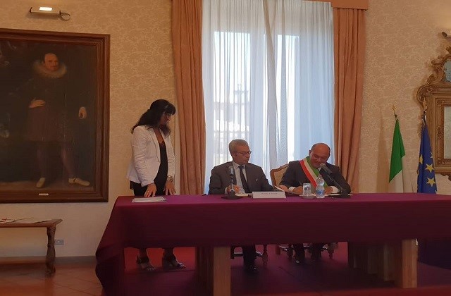 Il prefetto Antonio D'Acunto e il sindaco di Osimo Simone Pugnaloni alla firma del patto di sicurezza