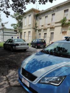 La municipale e la polizia davanti alla scuola