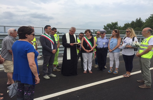La benedizione per la riapertura del ponte. In fascia tricolore i sindaci di Castelfidardo Roberto Ascani e di Camerano Annalisa del Bello