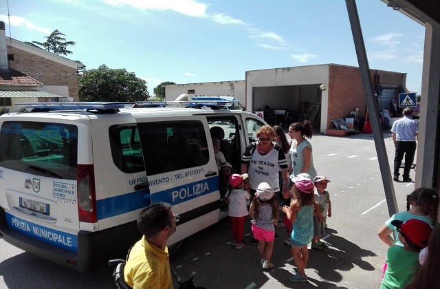La visita dei bambini al comando della municipale di Osimo