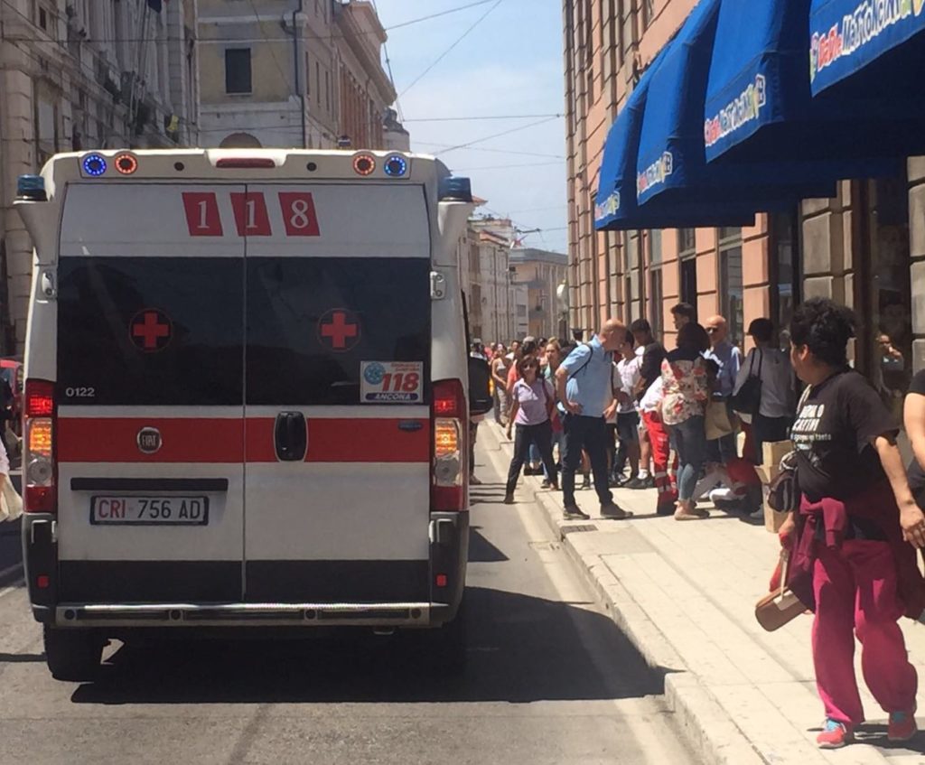 L'ambulanza sul posto dell'incidente in corso Stamira ad Ancona