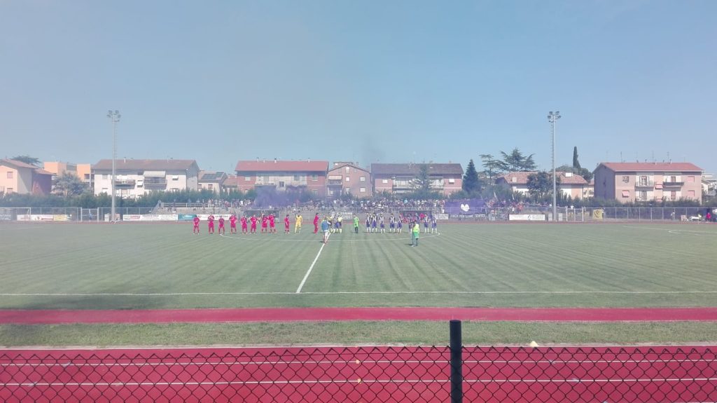 L'inizio della finale per salire in Eccellenza tra Sassoferrato Genga e Montefano