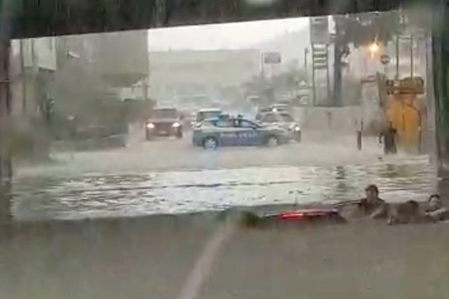 WhatsApp Image 2018-06-14 at 15.59.27 Un momento del salvataggio delle due donne da parte degli agenti delle volanti della polizia