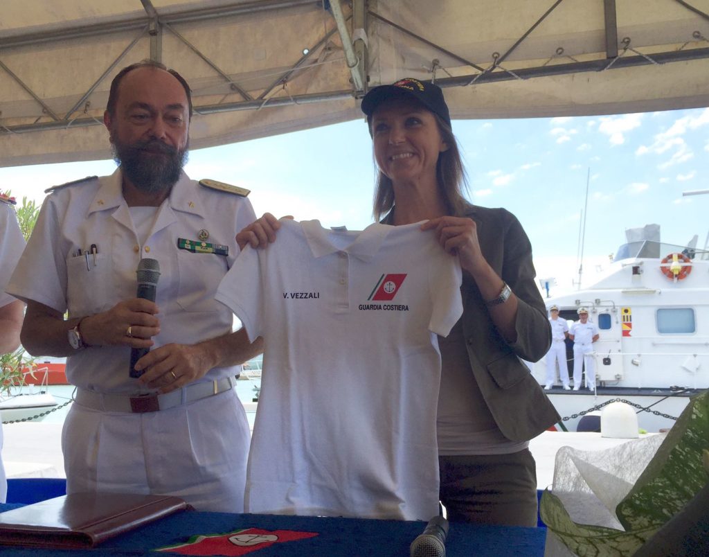 Valentina Vezzali omaggiata della maglietta della Capitaneria e del berretto per la campagna "Mare Sicuro"