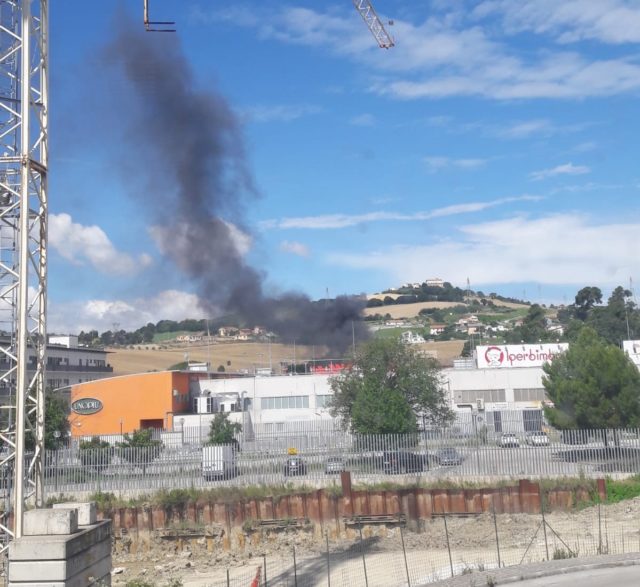 La nuvola di fumo nero che sale dall'edificio