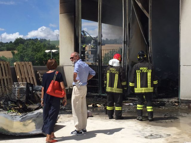 I vigili del fuoco con il titolare dell'ufficio Vittorio Emanuele Longo