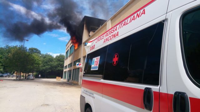 Sul posto anche l'ambulanza della Croce Rossa