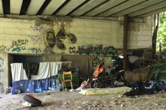 Il rifugio sotto il ponte, a Vallemiano, dove è stata aggredita la donna