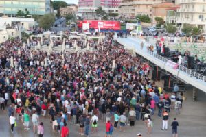 La folla del Caterraduno a Senigallia in occasione del concerto all'alba di Arisa, giugno 2018