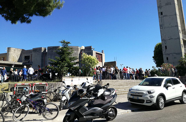 Tante persone alla chiesa della Cesanella per l'ultimo saluto a Francesco Bastianoni