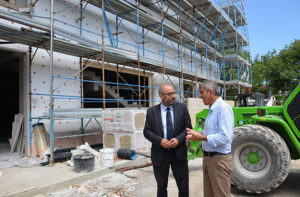 Il presidente del Consiglio regionale Antonio Mastrovincenzo in visita al cantiere della scuola primaria di Trecastelli