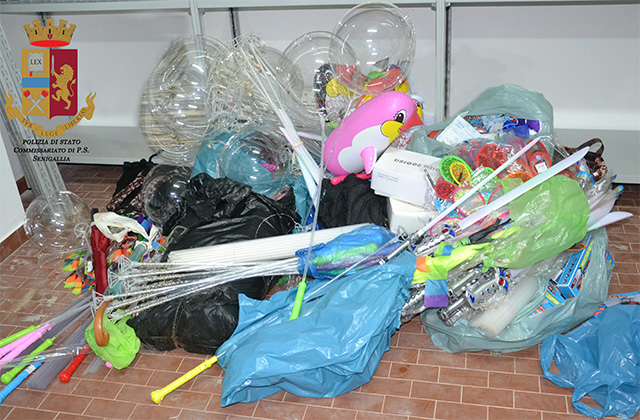 Gli oggetti posti sotto sequestro dalla Polizia di Senigallia