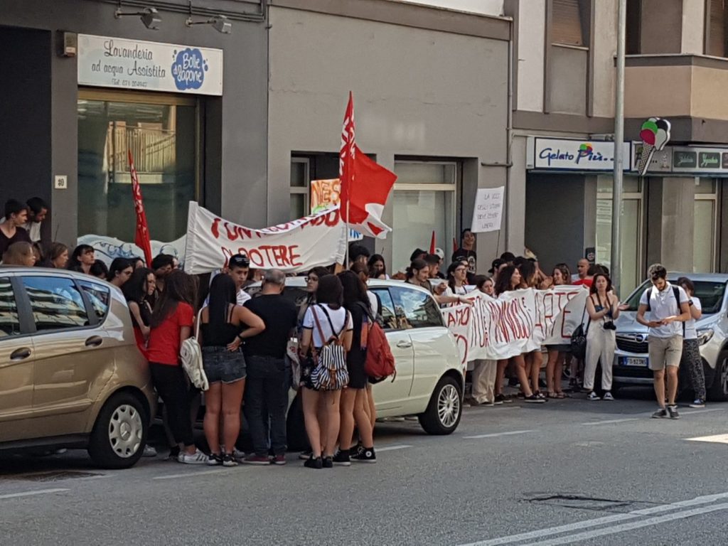 Sciopero degli studenti del liceo artistico Mannucci, davanti alla sede dell'Ufficio scolastico regionale