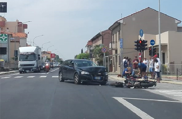 Lo scontro al semaforo a Marzocca di Senigallia: motociclista all'ospedale