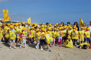 Gli alunni della scuola primaria di Cesanella durante l’iniziativa di Legambiente per liberare la spiaggia dalla plastica