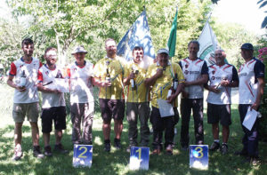 La squadra maschile della società sportiva Arcieri ASSTA Senigallia ai campionati di Falconara (a sinistra)