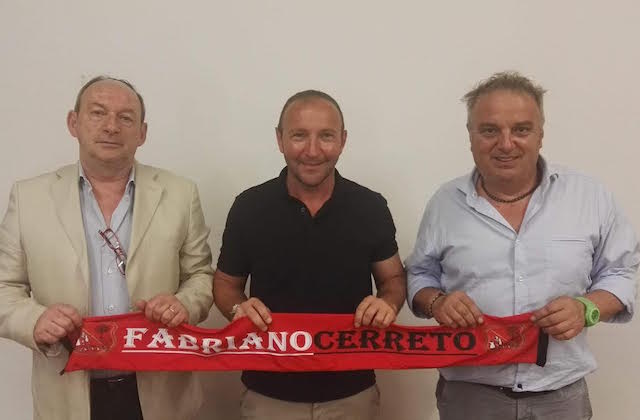 Mister Renzo Tasso tra il presidente Claudio Guidarelli (a sinistra) e il direttore sportivo Sergio Gubinelli (a destra)