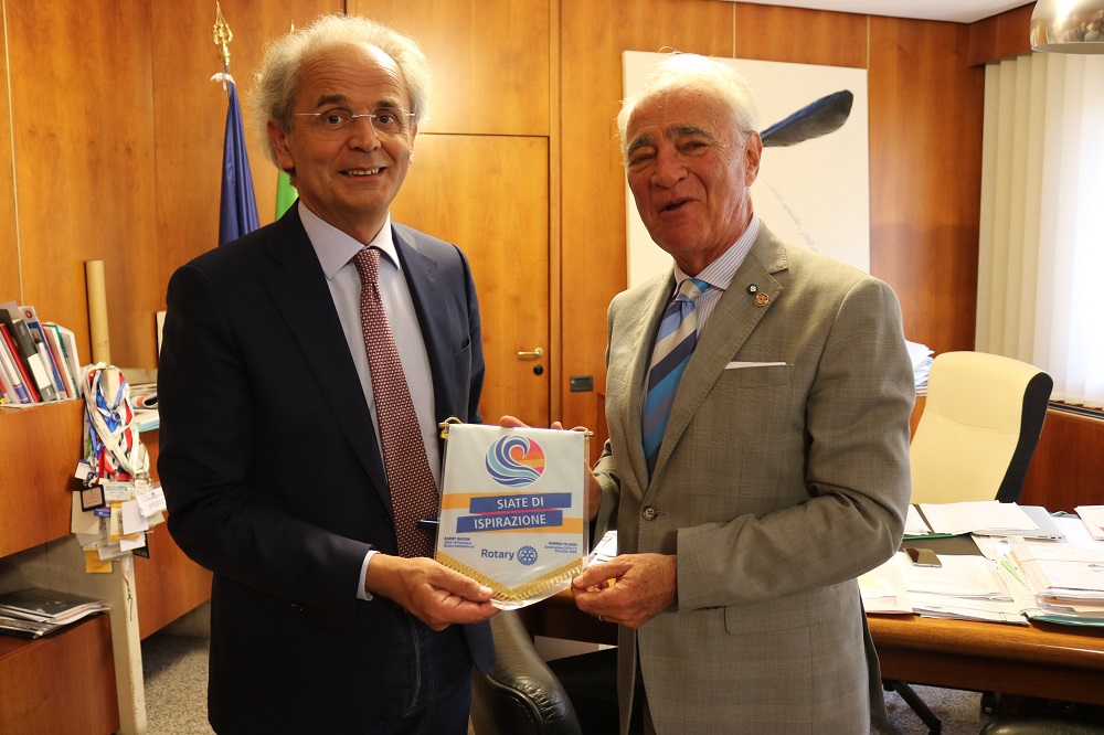Lo scambio di doni tra il Rettore Sauro Longhi e il Governatore Gabrio Filonzi del Distretto Rotary International 2090