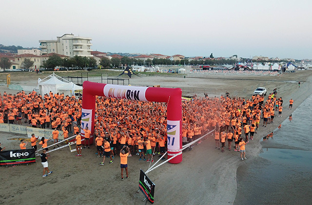 L’AlbaRun richiama oltre 1200 atleti: lungo serpentone arancione a Senigallia