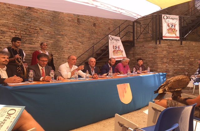 Da sinistra l'ingegner Alberto Binci, il dg di Astea energia Luciano Castiglione, il presidente del comitato delle feste Enrico Santini, il sindaco Ezio Capitani, il direttore della Cna Ancona Massimiliano Santini, l'assessore alla Cultura Fabrizio Bartoli e per l'Amat Daniela Rimei