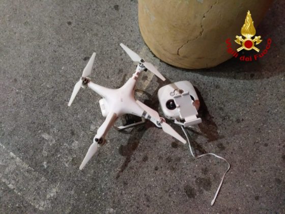 Il drone finito sul tetto del centro commerciale