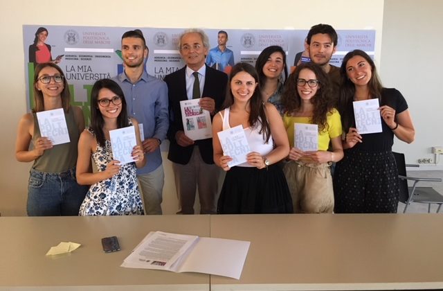 Il Rettore con gli studenti coinvolti nella campagna di comunicazione