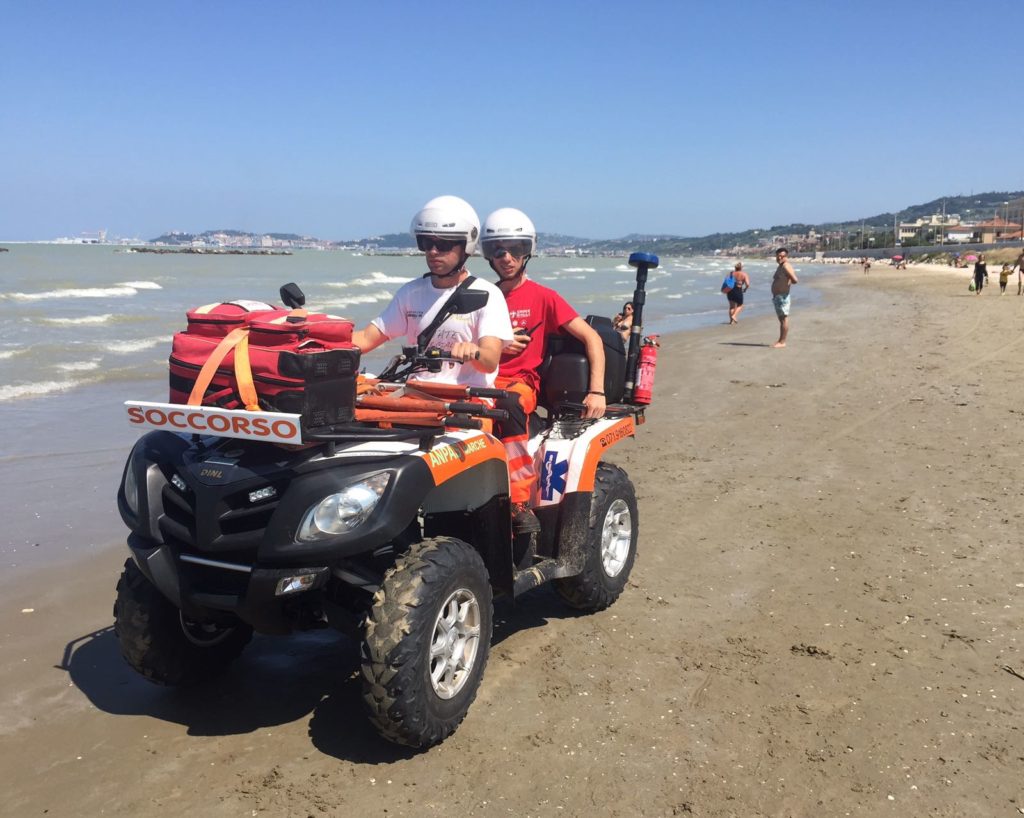 Il quad della Croce Gialla in spiaggia durante i soccorsi