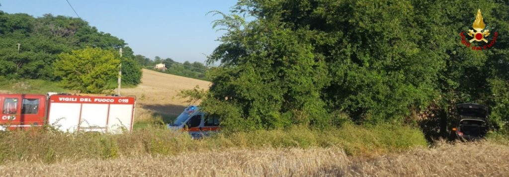 I vigili del fuoco e un'ambulanza sul luogo dell'incidente a Numana