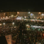 Piazza del Duca e il parterre della Rocca roveresca affollati di persone per il Summer Jamboree. Foto di Guido Calamosca