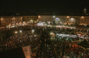 Piazza del Duca e il parterre della Rocca roveresca affollati di persone per il Summer Jamboree. Foto di Guido Calamosca