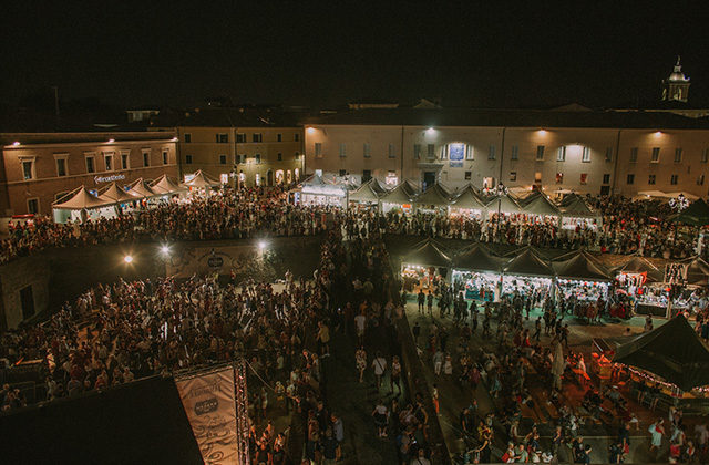 Piazza del Duca e il parterre della Rocca roveresca affollati di persone per il Summer Jamboree. Foto di Guido Calamosca Piazza del Duca e il parterre della Rocca roveresca affollati di persone per il Summer Jamboree. Foto di Guido Calamosca
