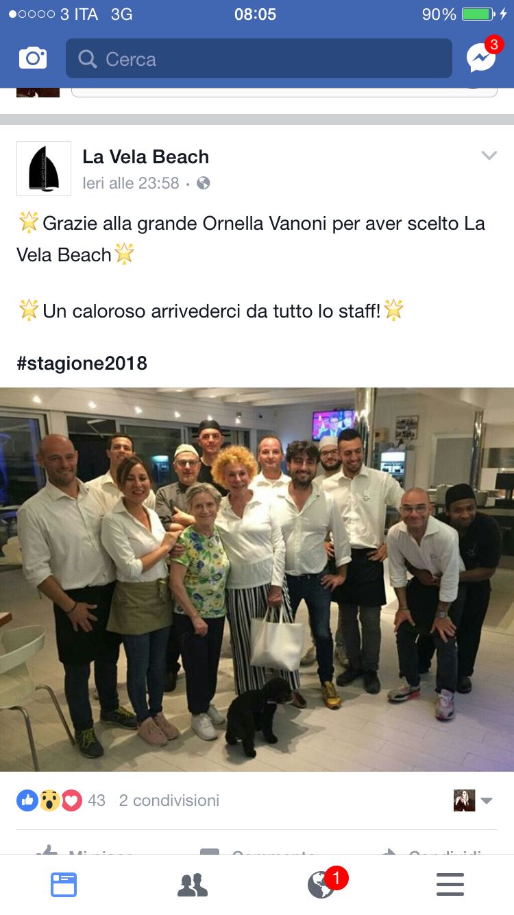 Il post della foto dell'artista con lo staff del ristorante