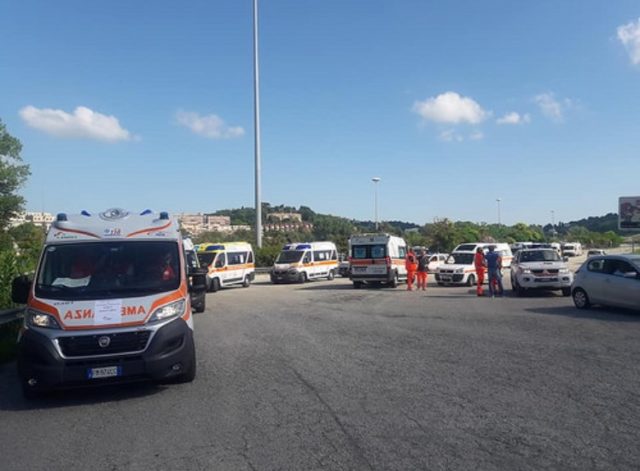 Il corteo delle ambulanze partite dallo stadio del Conero