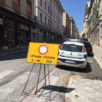 La strada chiusa dopo la rottura della tubatura idrica
