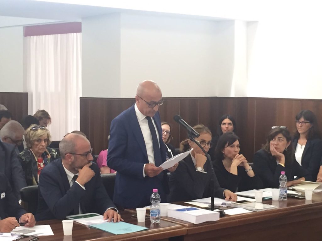 L'assessore regionale al bilancio Fabrizio Cesetti (in piedi) e di fianco il presidente del consiglio regionale Antonio Mastrovincenzo