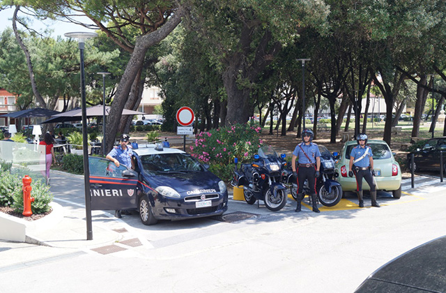 Controlli dei Carabinieri di Senigallia ai giardini Morandi