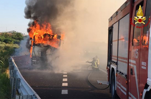 Le fiamme divampate su un mezzo pesante che transitava sull'autostrada A14 a Montemarciano
