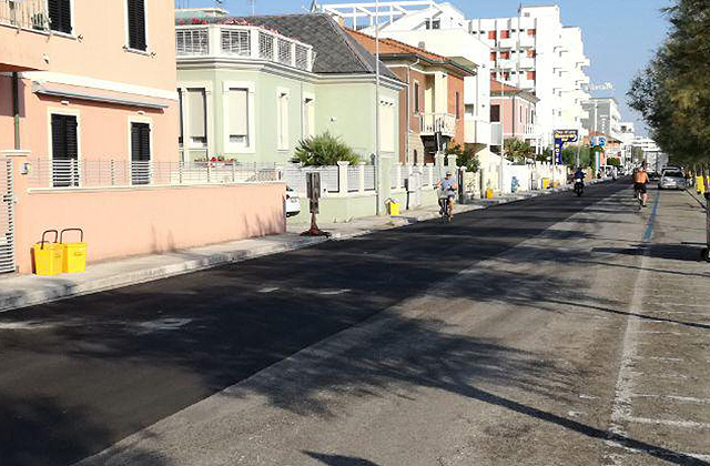 I lavori per il rifacimento dell'asfalto sul lungomare Mameli di Senigallia a luglio