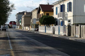 I lavori per il rifacimento dell'asfalto sul lungomare Mameli di Senigallia a luglio