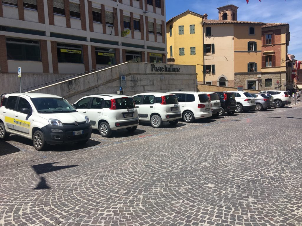 Le auto della Posta in gran parata