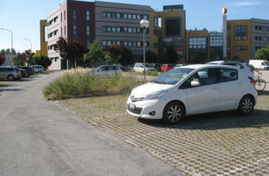 Un tratto del parcheggio di via Giordano Bruno a Senigallia, nei pressi del centro commerciale Il Molino