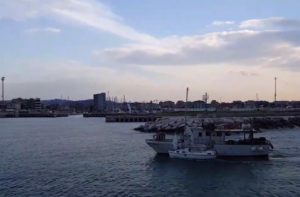 Il recupero della barca a vela al porto di Senigallia