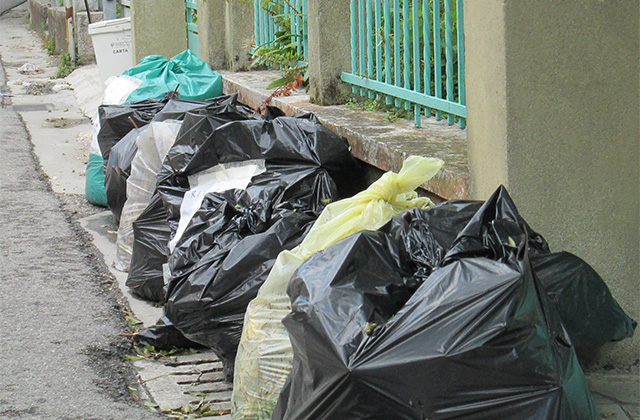 rifiuti non ritirati in via Cilea a Senigallia