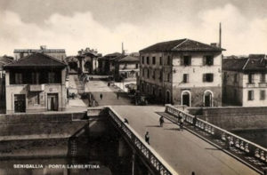 Una vecchia cartolina del rione Porto a Senigallia: via Carducci e porta Lambertina